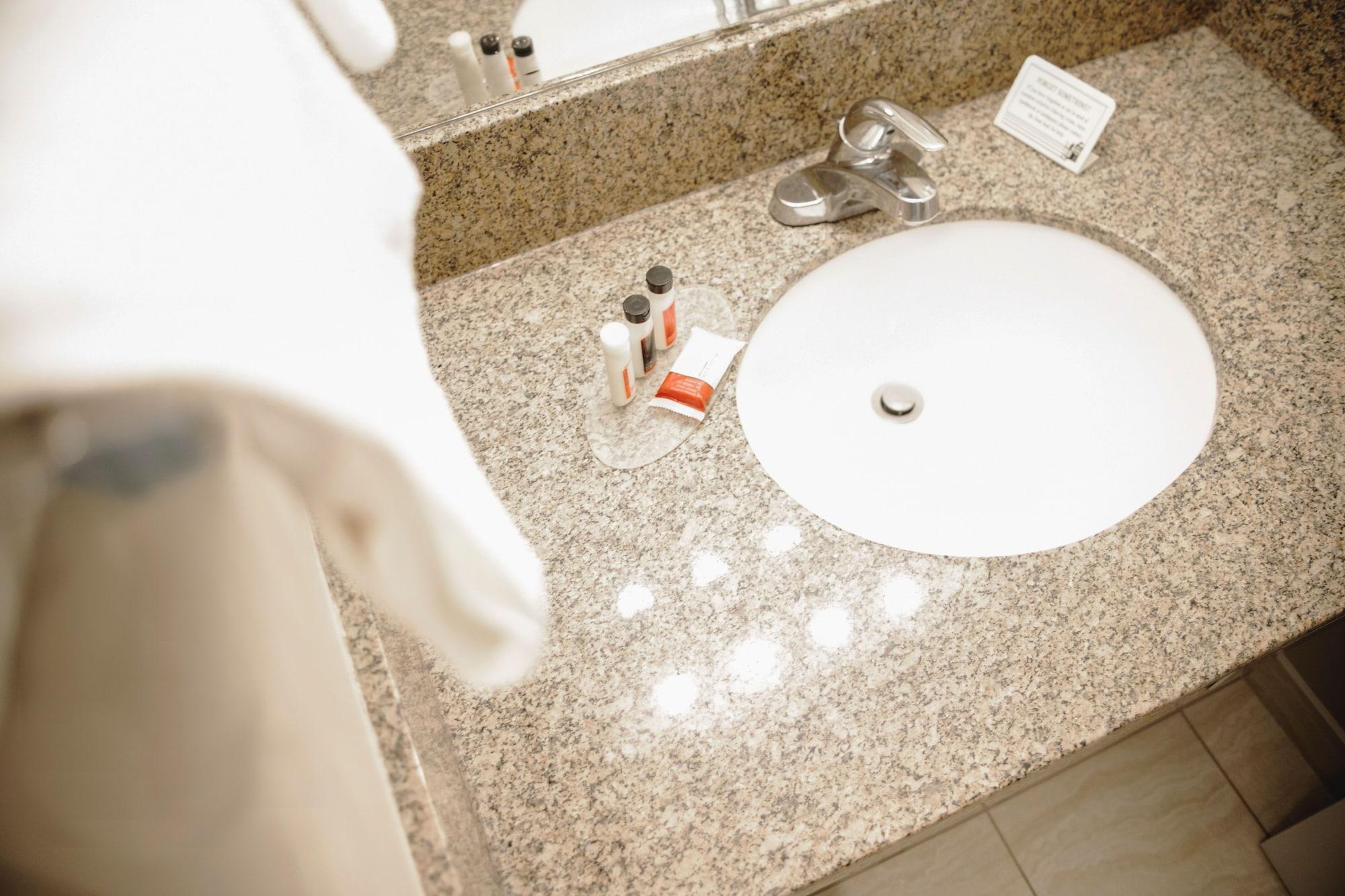 فندق Ramada By Wyndham كويسنيل المظهر الخارجي الصورة