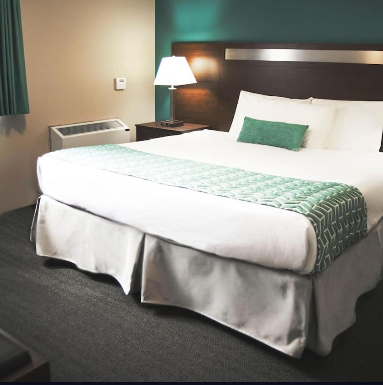 فندق Ramada By Wyndham كويسنيل المظهر الخارجي الصورة